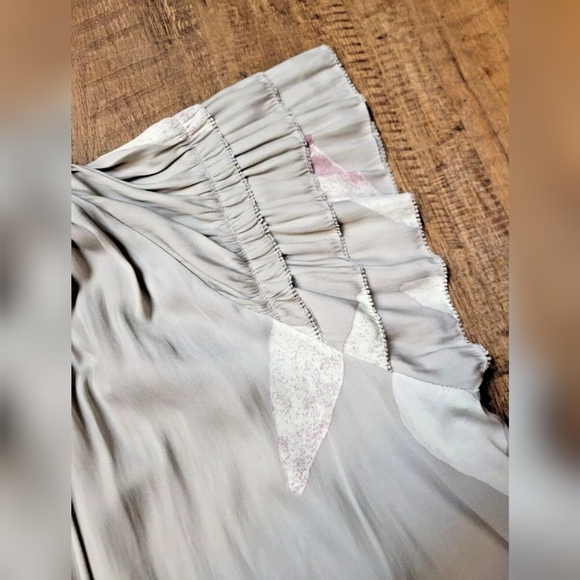 T Tahari ruffle shoulder blouse - Picture 2 of 9